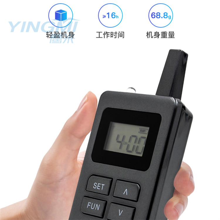 近幾年，各個地區(qū)大大小小的開辦展覽活動實在是不少，如商品展覽會、宣傳展覽會、貿(mào)易展覽會或者微型展覽會等； 可總是出現(xiàn)如下問題：1.游客游覽時匆匆而過，看的是自己理解到的意思和意義，無人解說只能在展會開辦時走一圈兒就算了。2.每件展物只有幾行少之又少的簡介，讓人難以汲取到展品的文化。3.看展覽變成了人人需要自力更生的事情，手機百度查、聽旁邊熟知的人說說，無法給游客清晰明了的進行講解，這是一種不負責的現(xiàn)象。 以上的問題是大眾所反饋，那么這些問題的根本原因所在就是因為缺少了講解器。