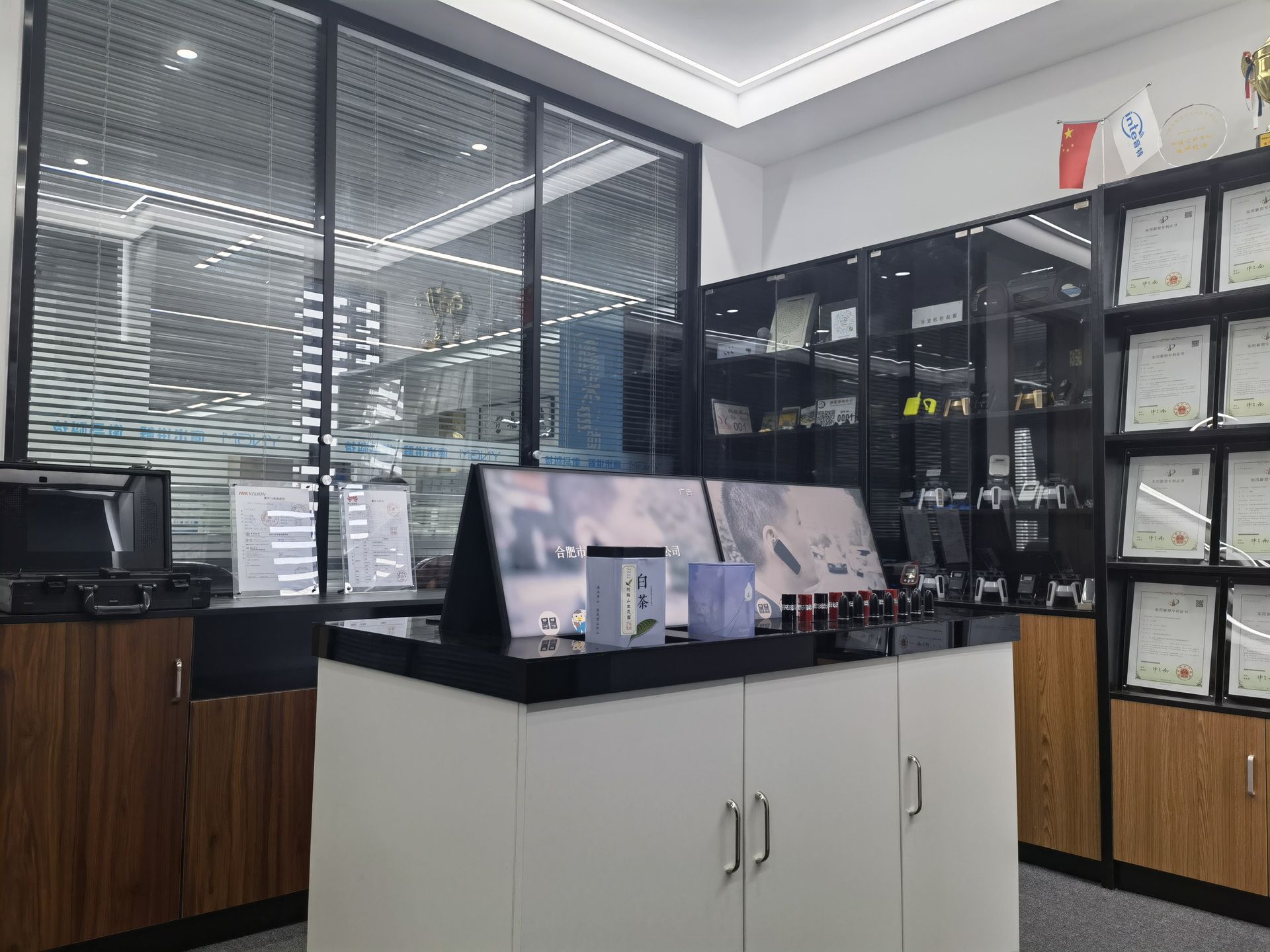 多媒體互動(dòng)展示架